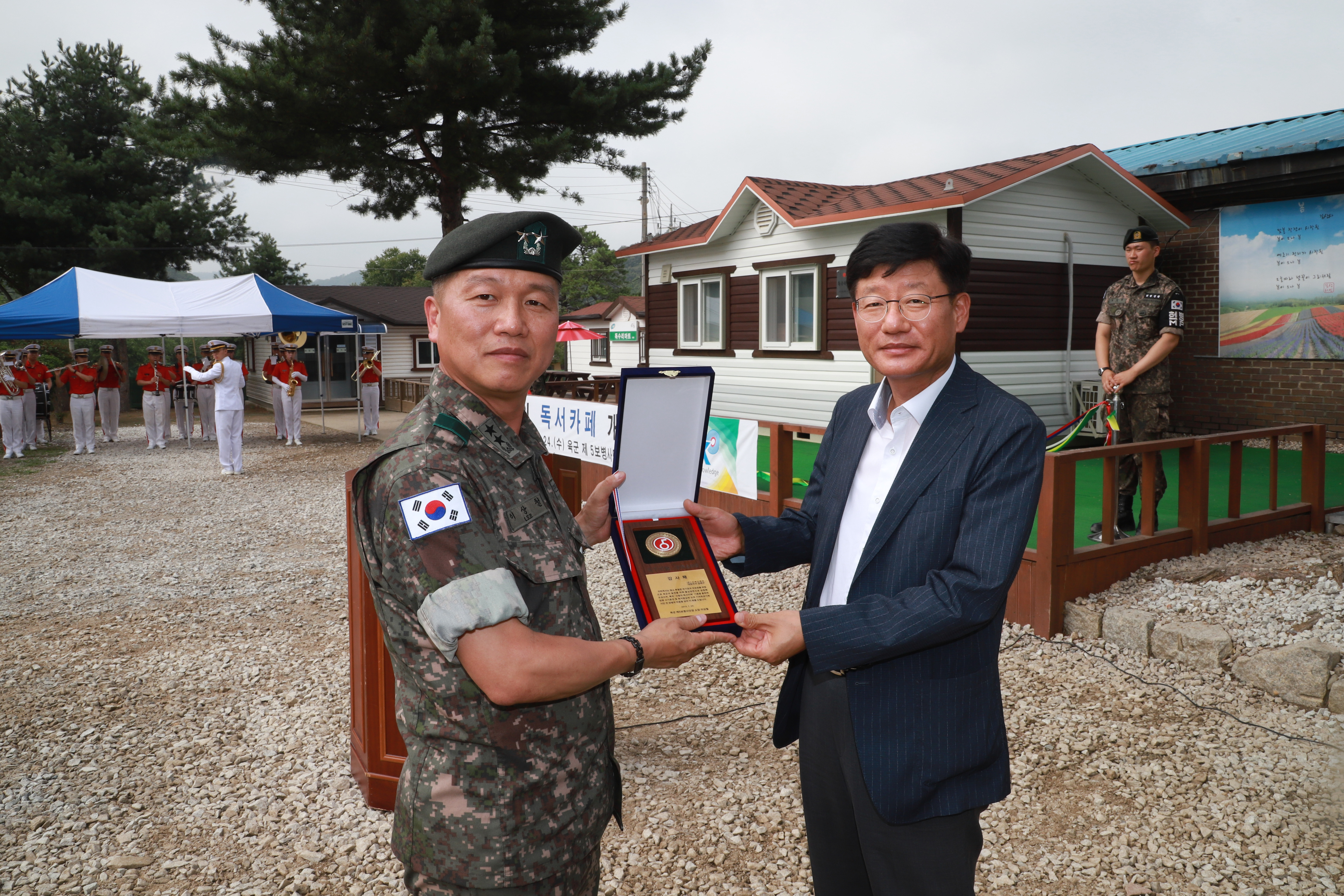 (주)디에스케이 제5 보병사단 사랑의 독서카페 기증